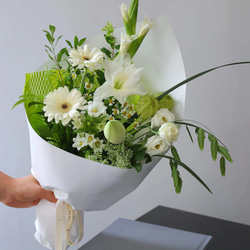 季節の生花ブーケ-Sサイズ,白系 1枚目の画像