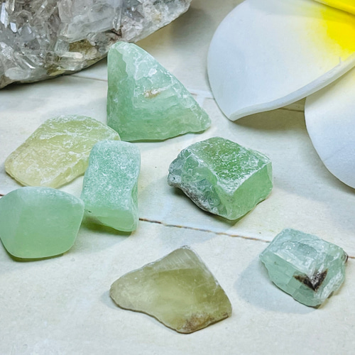 心の安寧】エメラルドグリーンカルサイト 原石 ラフストーン 細石