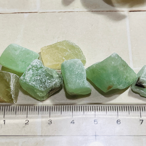 【浮気封じ】エメラルド ラフストーン　原石 エメラルド 結晶母岩付原石 黒雲母 バイオタイト共生 ラフストーン