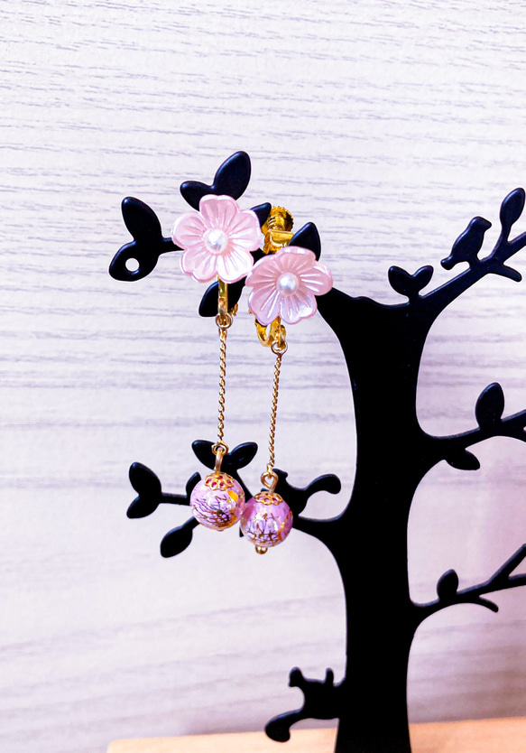 ピンクの小花のイヤリング 2枚目の画像