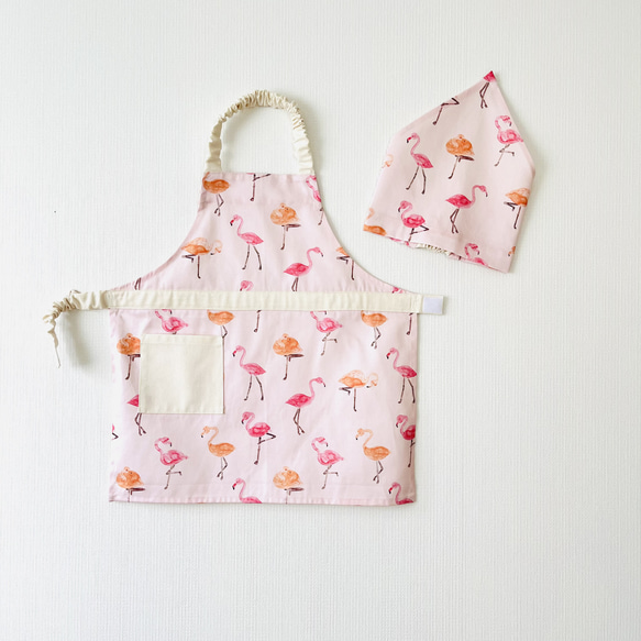 【サイズ90〜130】フラミンゴ柄×ピンクがかわいい自分で着れるキッズエプロン　三角巾付き　 2枚目の画像