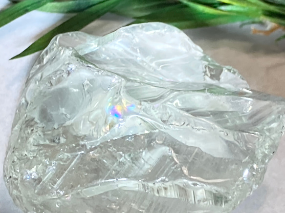 【希少】レインボー　グリーンアメジスト　プラシオライト　原石　ラフストーン 1枚目の画像