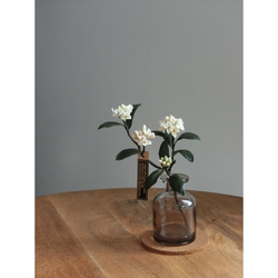 ✿【 粘土置物 】「大人に香る魅力。ダークグリーンの葉に映える」沈丁花の花枝（ホワイト） No.1 ／ 花瓶付き 2枚目の画像