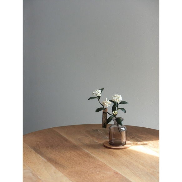 ✿【 粘土置物 】「大人に香る魅力。ダークグリーンの葉に映える」沈丁花の花枝（ホワイト） No.1 ／ 花瓶付き 8枚目の画像