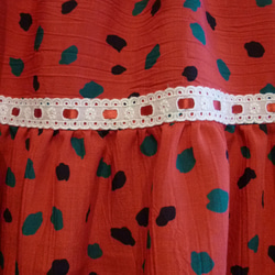 [在庫材料整理作品セール作品]赤地に変わりドットのティヤードスカート 3枚目の画像
