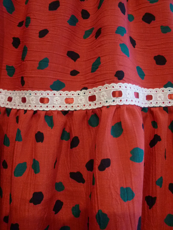 [在庫材料整理作品セール作品]赤地に変わりドットのティヤードスカート 3枚目の画像