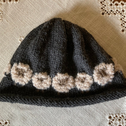 可愛いい羊模様の手編みニット帽とハンドウォーマーのセット 3枚目の画像