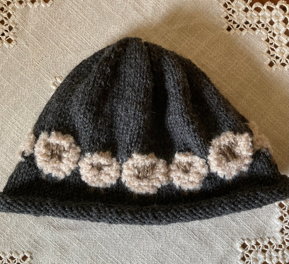 可愛いい羊模様の手編みニット帽とハンドウォーマーのセット 3枚目の画像