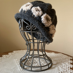 可愛いい羊模様の手編みニット帽とハンドウォーマーのセット 2枚目の画像