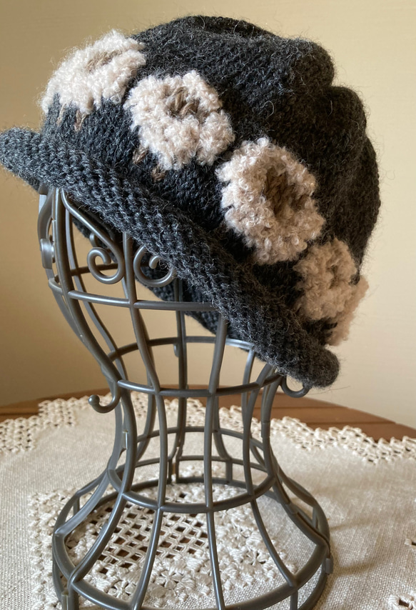可愛いい羊模様の手編みニット帽とハンドウォーマーのセット 8枚目の画像