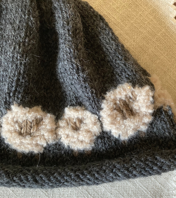 可愛いい羊模様の手編みニット帽とハンドウォーマーのセット 6枚目の画像