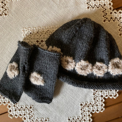 可愛いい羊模様の手編みニット帽とハンドウォーマーのセット 1枚目の画像