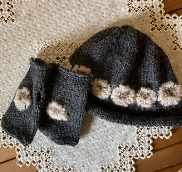 可愛いい羊模様の手編みニット帽とハンドウォーマーのセット 1枚目の画像