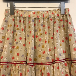 [在庫材料整理作品セール作品]ベージュ地にに変わりドットのティヤードスカート 4枚目の画像