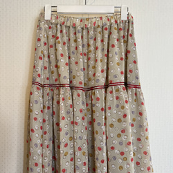 [在庫材料整理作品セール作品]ベージュ地にに変わりドットのティヤードスカート 2枚目の画像