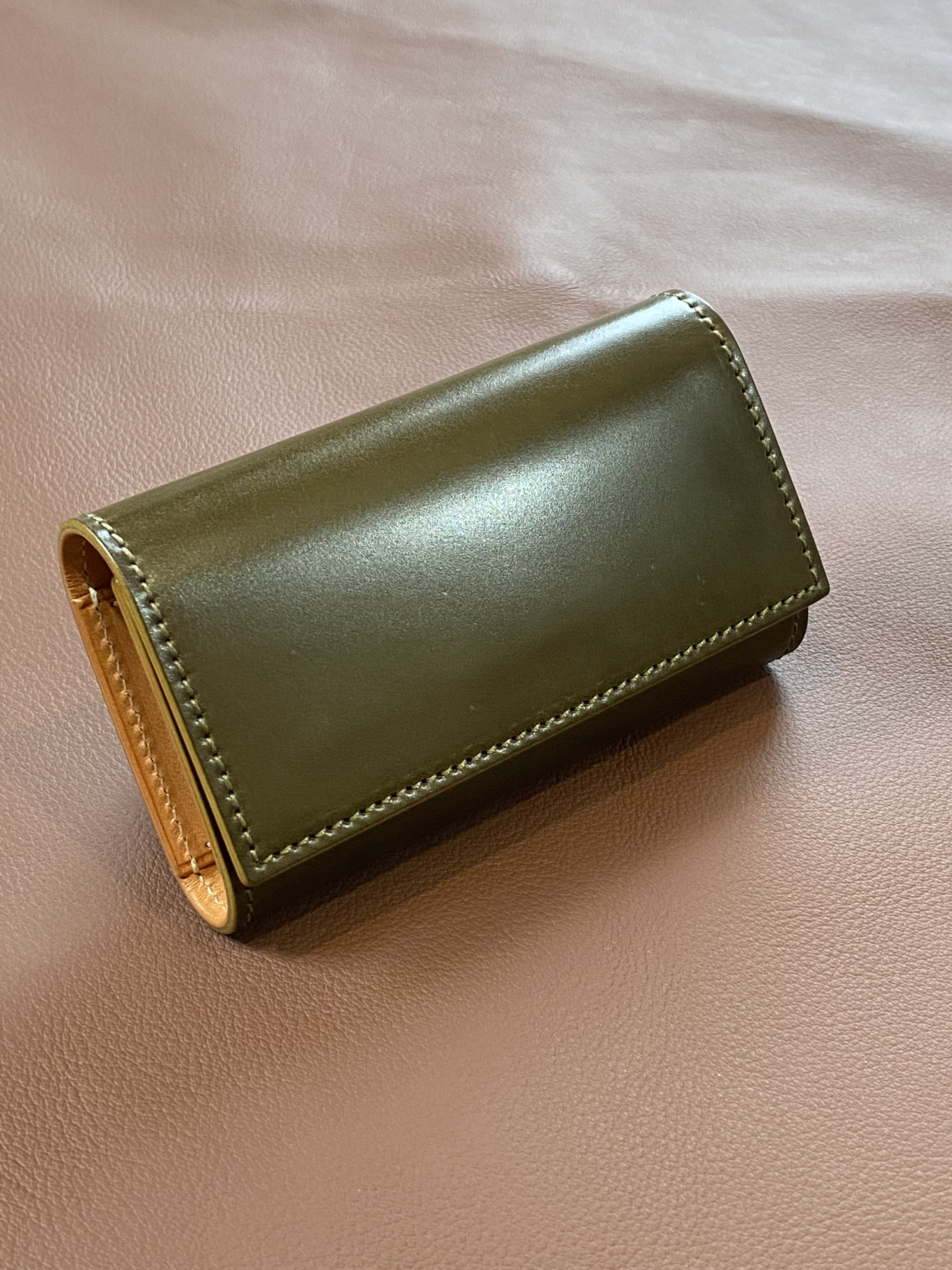 無二　オイルコードバンのキーケース　オリーブ×ベージュ