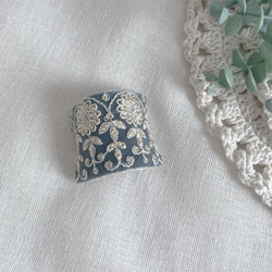自由に曲げれるポニーフック　インド刺繍　スパンコール花　ブルーグレー 2枚目の画像