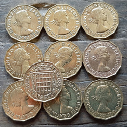 1953年~1967年英国3ペニーコイン 10枚 イギリス3ペンス ブラス美物 エリザベス女王 21mm x 2.5mm 1枚目の画像