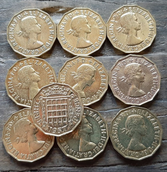 1953年~1967年英国3ペニーコイン 10枚 イギリス3ペンス ブラス美物 エリザベス女王 21mm x 2.5mm 1枚目の画像