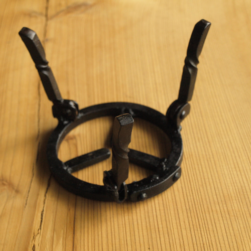 アルコールストーブ用鍛造折り畳み式五徳　ソロキャンプ焚き火アイアンギア 受注生産】鍛造折り畳み式アルコールストーブ用五徳 ソロ