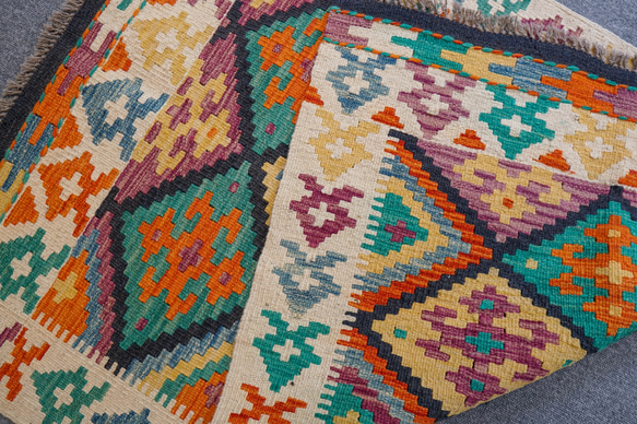 117×83cm【アフガニスタン 手織りキリム】トライバルラグ 手織り絨毯 8枚目の画像