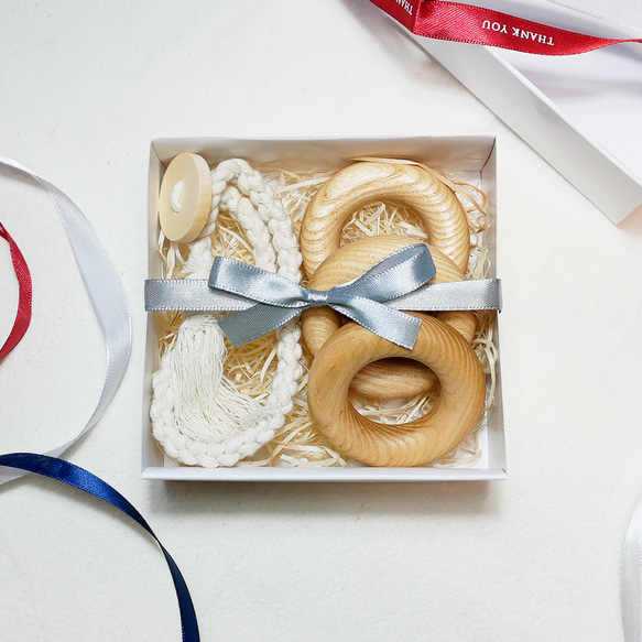 「歯固めドーナツ」３個　ギフトセット　ホルダー付き　無垢木製　赤ちゃん　持ちやすい　出産祝い　ラッピング無料 1枚目の画像