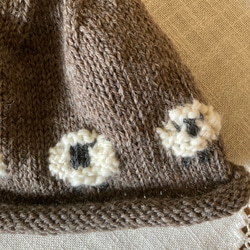 羊模様の編み込み手編みニット帽 4枚目の画像