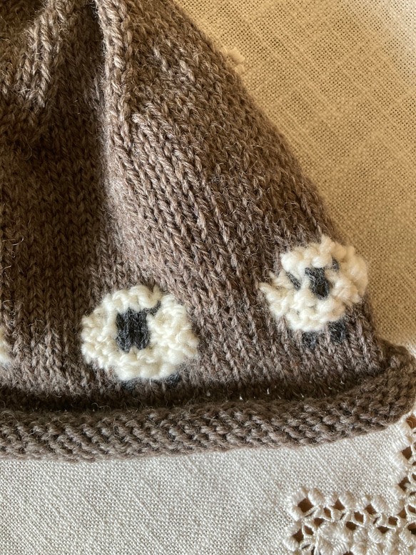 羊模様の編み込み手編みニット帽 4枚目の画像