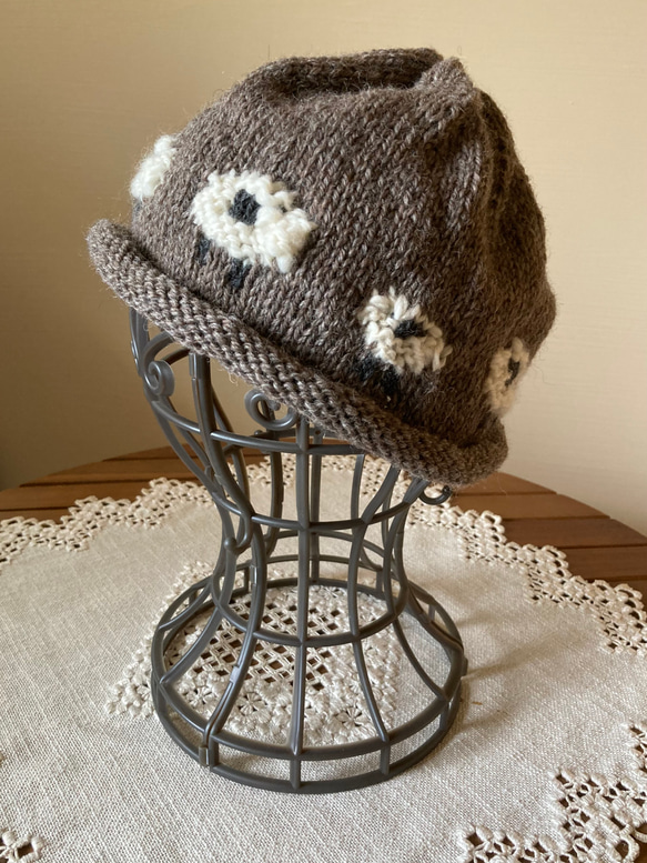 羊模様の編み込み手編みニット帽 1枚目の画像