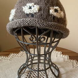 羊模様の編み込み手編みニット帽 2枚目の画像
