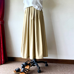 キレイめカジュアルな装いに　ミルクティーベージュ　ベルト付きタックギャザースカート 3枚目の画像