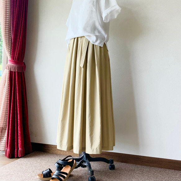 キレイめカジュアルな装いに　ミルクティーベージュ　ベルト付きタックギャザースカート 4枚目の画像