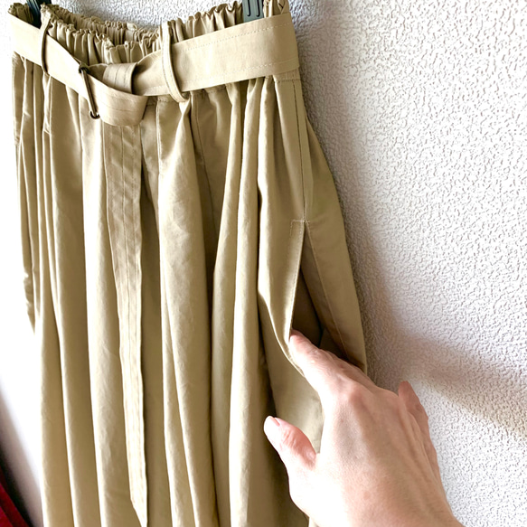 キレイめカジュアルな装いに　ミルクティーベージュ　ベルト付きタックギャザースカート 10枚目の画像
