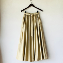 キレイめカジュアルな装いに　ミルクティーベージュ　ベルト付きタックギャザースカート 1枚目の画像