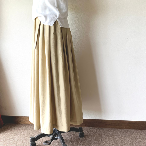 キレイめカジュアルな装いに　ミルクティーベージュ　ベルト付きタックギャザースカート 7枚目の画像