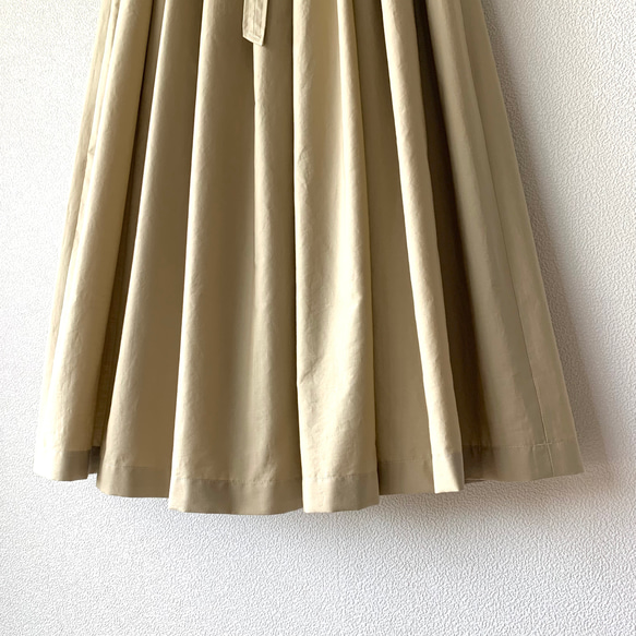 キレイめカジュアルな装いに　ミルクティーベージュ　ベルト付きタックギャザースカート 9枚目の画像