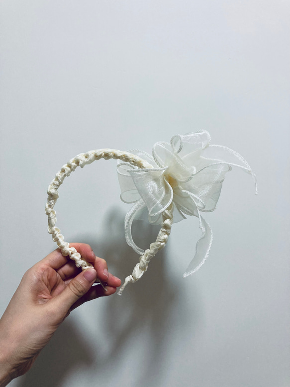 米白色 花型 蝴蝶  頭箍【亮光絲】 第1張的照片