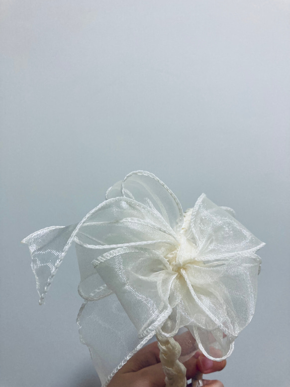 オフホワイトの花形蝶カチューシャ【光沢シルク】 3枚目の画像
