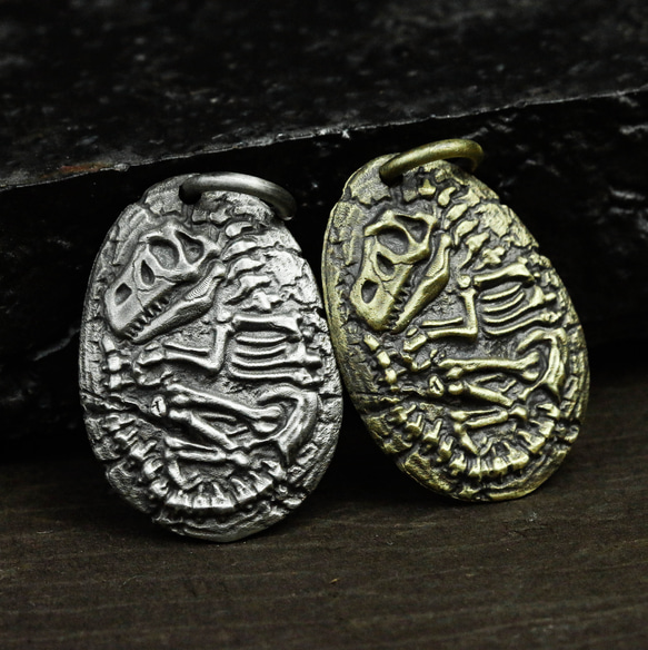 恐竜の化石 925 の銀製のペンダントのネックレス、恐竜のドッグ札の