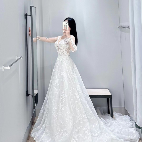 エレガント！贅沢な花総レース Vネック 背中見せ 長袖 ロングトレーン  