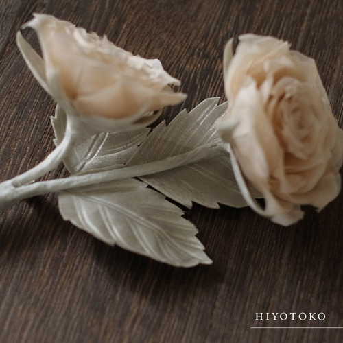草木染め布花アクセサリー「スプレーバラのコサージュ」 コサージュ H