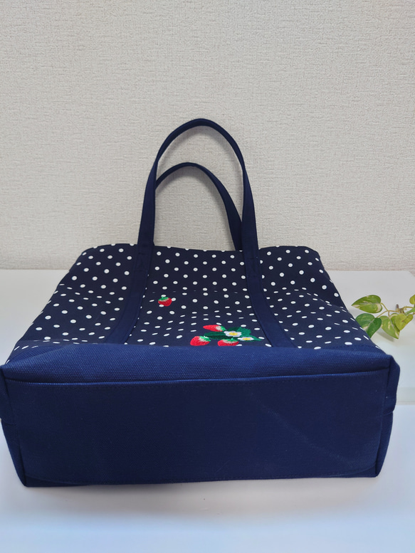 水玉と苺刺繍のトートバッグ 4枚目の画像