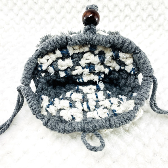 マクラメ編み白い玉飾りのポーチグレー＆生成り 4枚目の画像