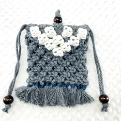 マクラメ編み白い玉飾りのポーチグレー＆生成り 1枚目の画像