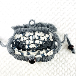 マクラメ編み白い玉飾りのポーチグレー＆生成り 3枚目の画像