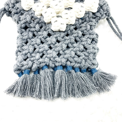 マクラメ編み白い玉飾りのポーチグレー＆生成り 5枚目の画像