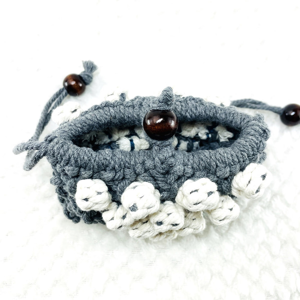 マクラメ編み白い玉飾りのポーチグレー＆生成り 2枚目の画像