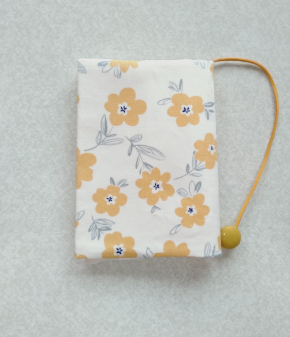 布のブックカバー(可愛い花カーキ） 1枚目の画像