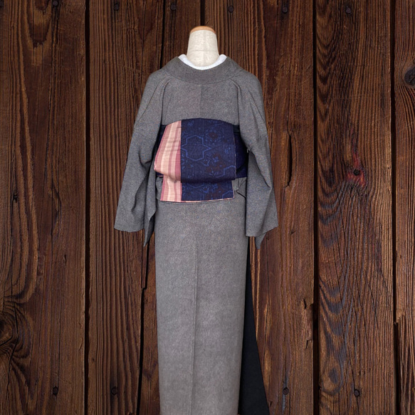 *和服布*成人平子腰帶，半寬，由海軍藍色的Yuki Tsumugi和紅豆垂直條紋製成。長427cm。 第6張的照片