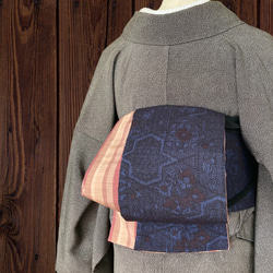 *和服布*成人平子腰帶，半寬，由海軍藍色的Yuki Tsumugi和紅豆垂直條紋製成。長427cm。 第2張的照片